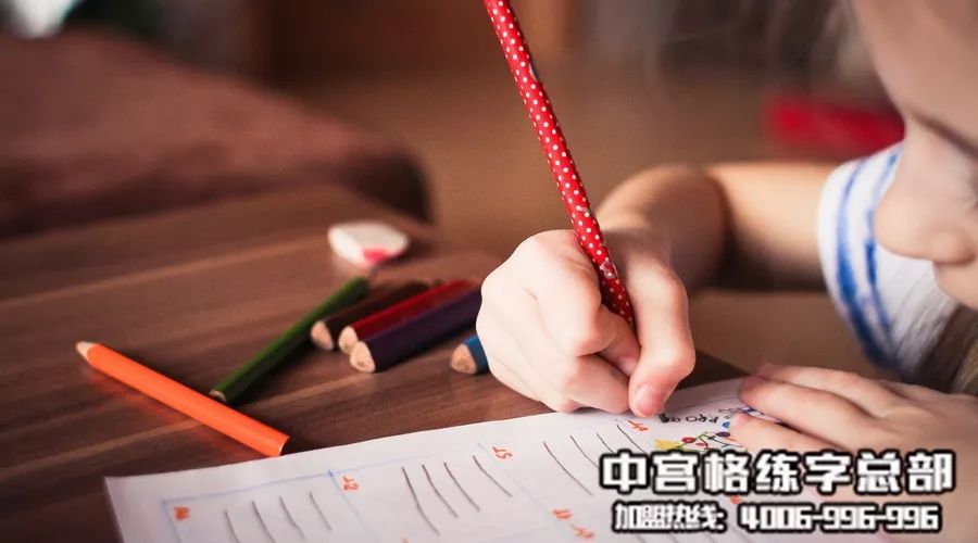 连数字都写不端正" "喜欢趴着写字,怎么办?