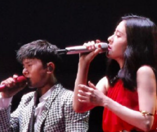 后来在南京演唱会上,张杰又一次与张碧晨合唱《只要平凡》,两人配合