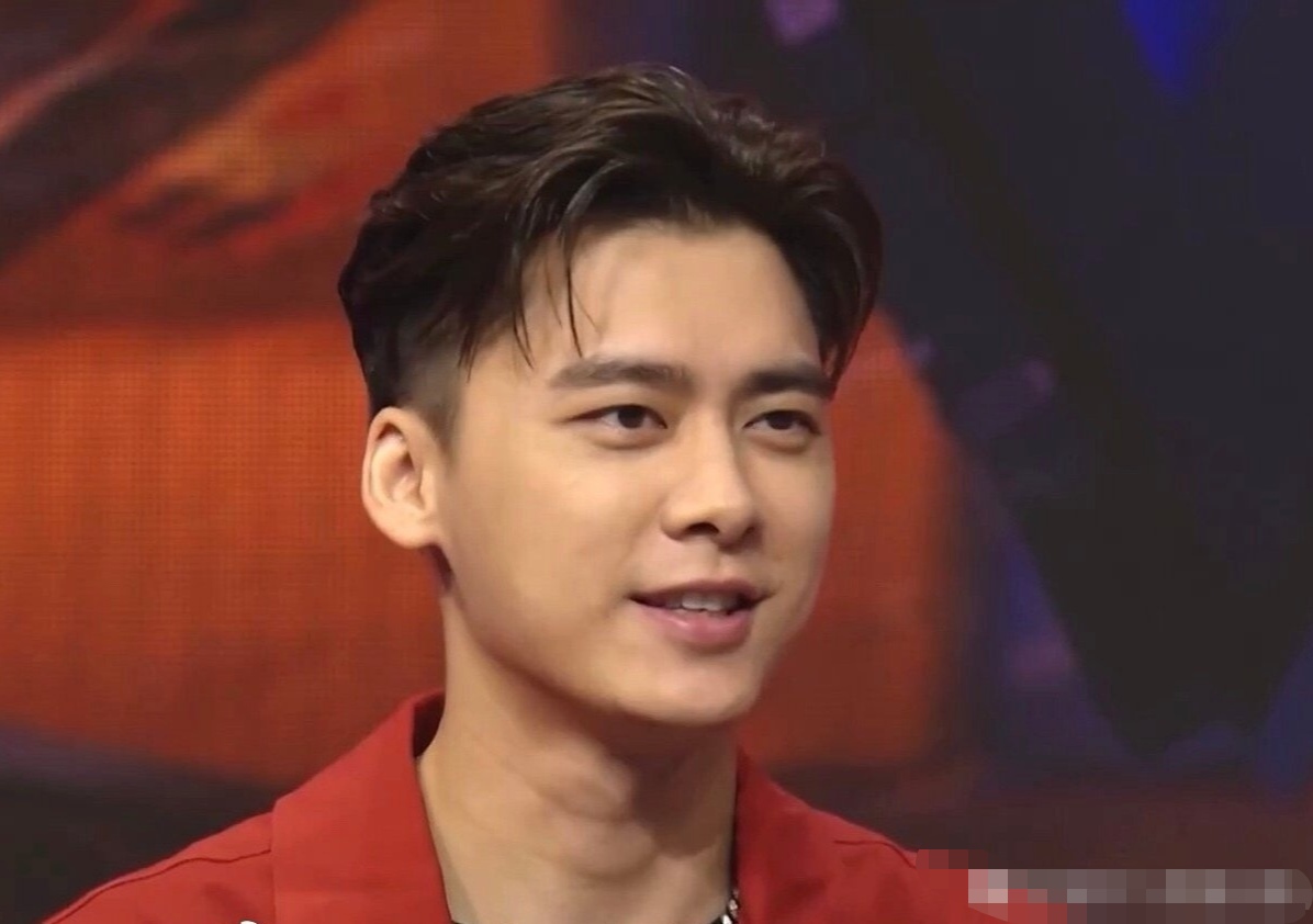 原创李易峰邓伦罕见同框开发布会生图下颜值难分伯仲谁状态更好些