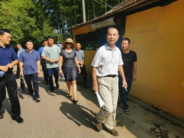 副县长江晓华现场调度横山森林公园文明创建工作