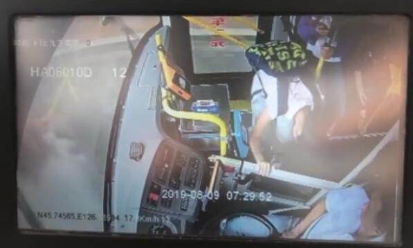 公交车上15岁女孩不太对劲,昏睡了25小时,醒来周围全是陌生人 乐博亚洲娱乐