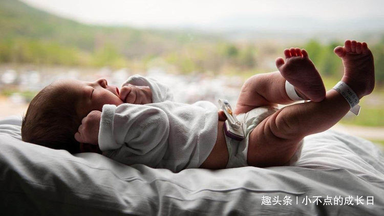                    宝宝出生后，第1个抱她的人很重要，但要避免这4种人，并不是迷信