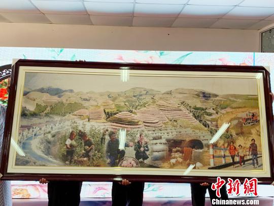 甘肃环县“巧媳妇”绣新村变化:一针一线品美好生活 fg电子平台