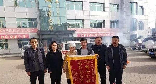 两口县人口_一家两口图片卡通(2)
