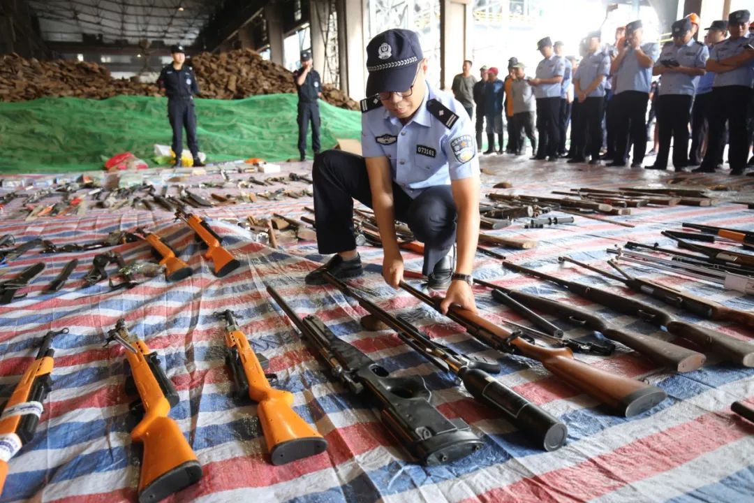 【关注】连云港警方集中销毁一批非法枪爆物品