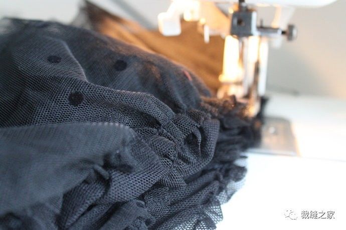 注意倒针,防止脱线。17.对折如下18.把纱一层一层整理好,对齐车在一起。