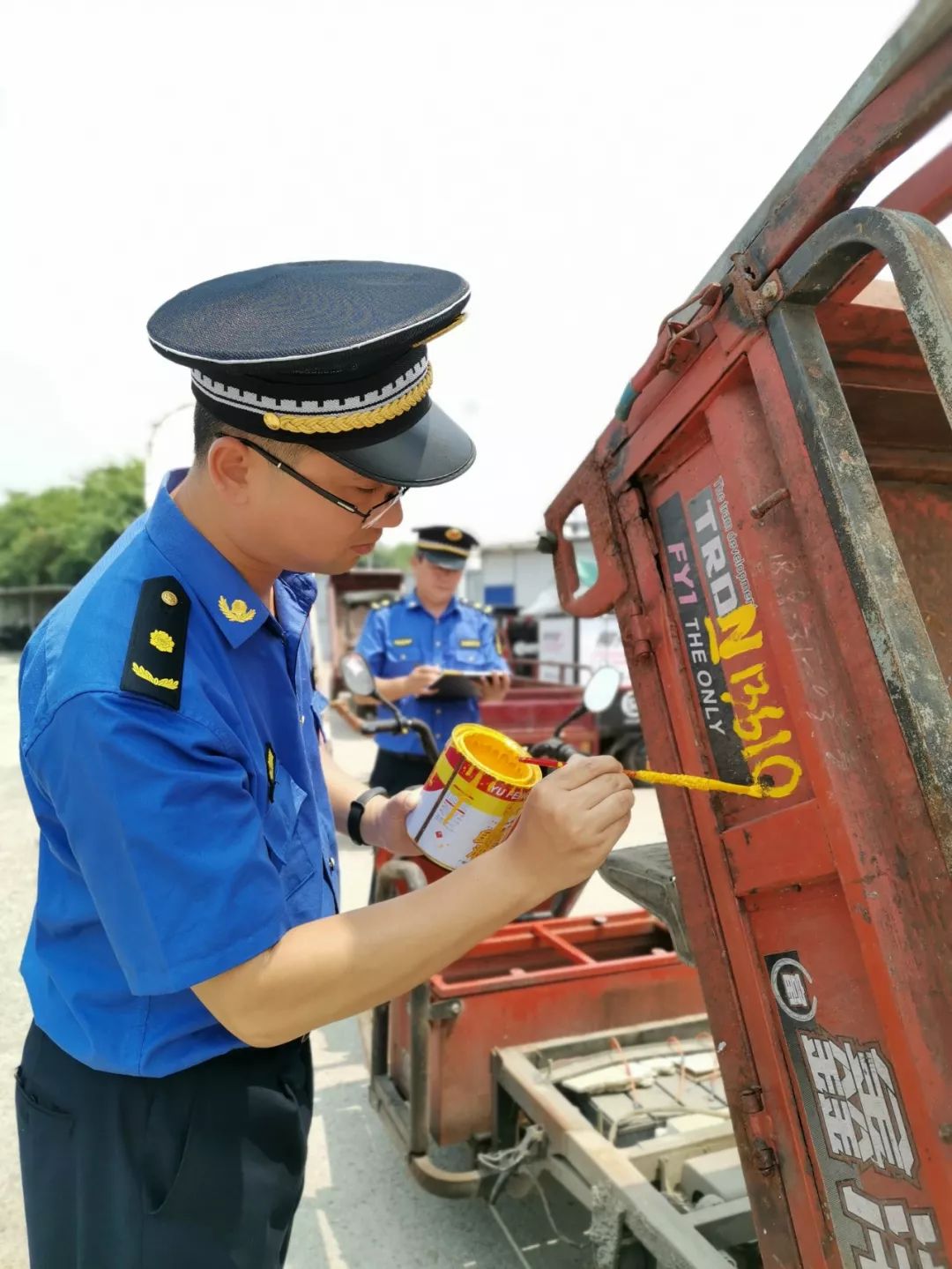 城管人口号_城管追人图片