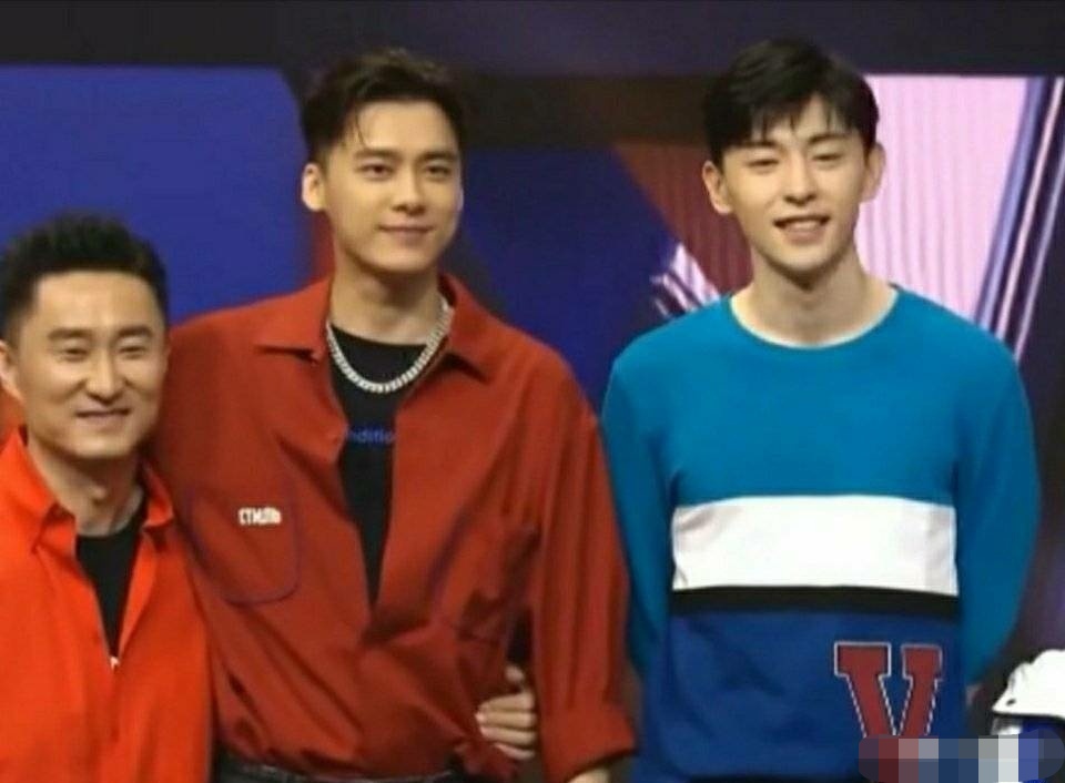 原创李易峰邓伦罕见同框开发布会,生图下颜值难分伯仲,谁状态更好些