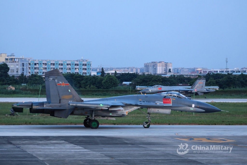 我国南部战区空军某旅苏-27飞行训练 还是很帅