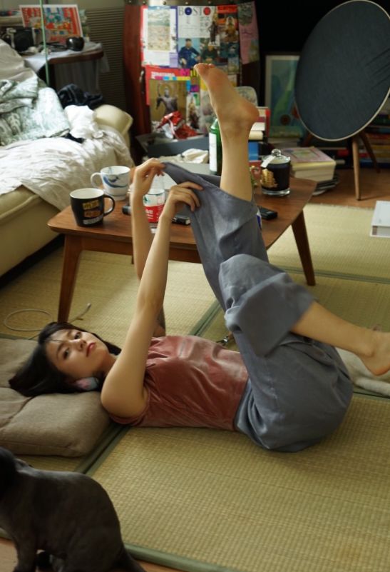 原来李诞的老婆这么美!穿黑色蕾丝袜萝莉跪,美到令人窒息!