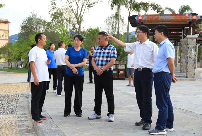 在五龙乡,黄太文一行实地调研了五龙乡水生态小镇建设情况.