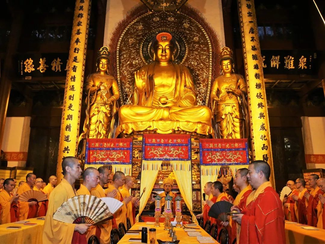 上午八时三十分,杭州灵隐寺在大雄宝殿隆重举行一年一度的"盂兰盆法