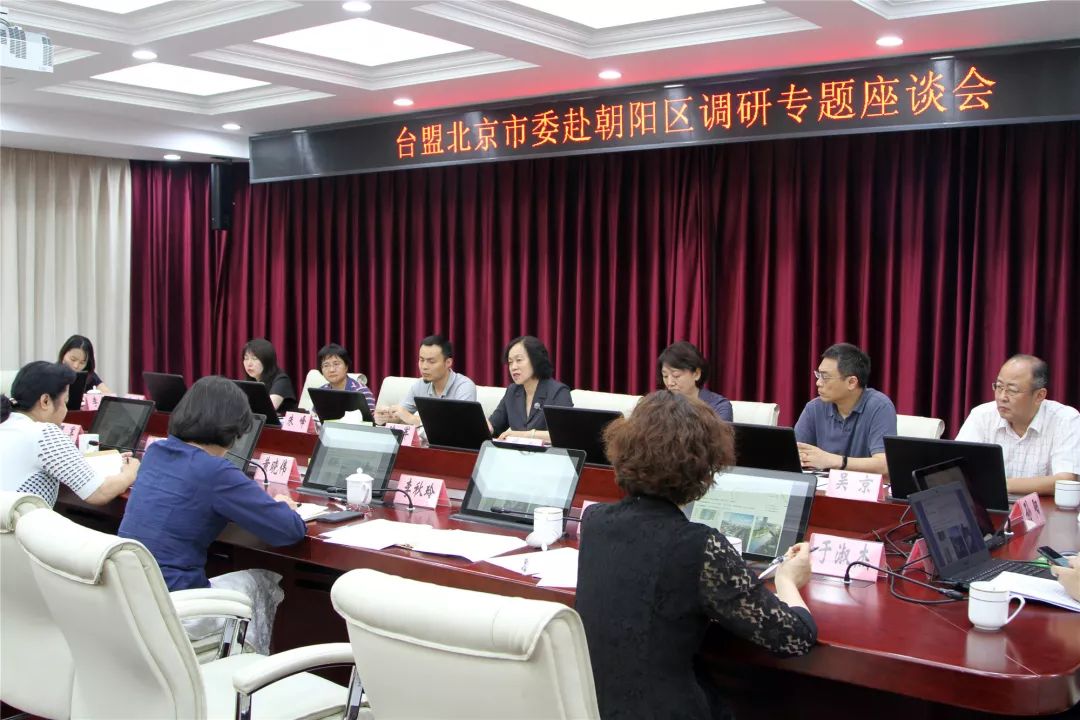 在郑村坝码头,乡党委书记黄宏春向市委领导介绍东坝乡历史渊源,坝河