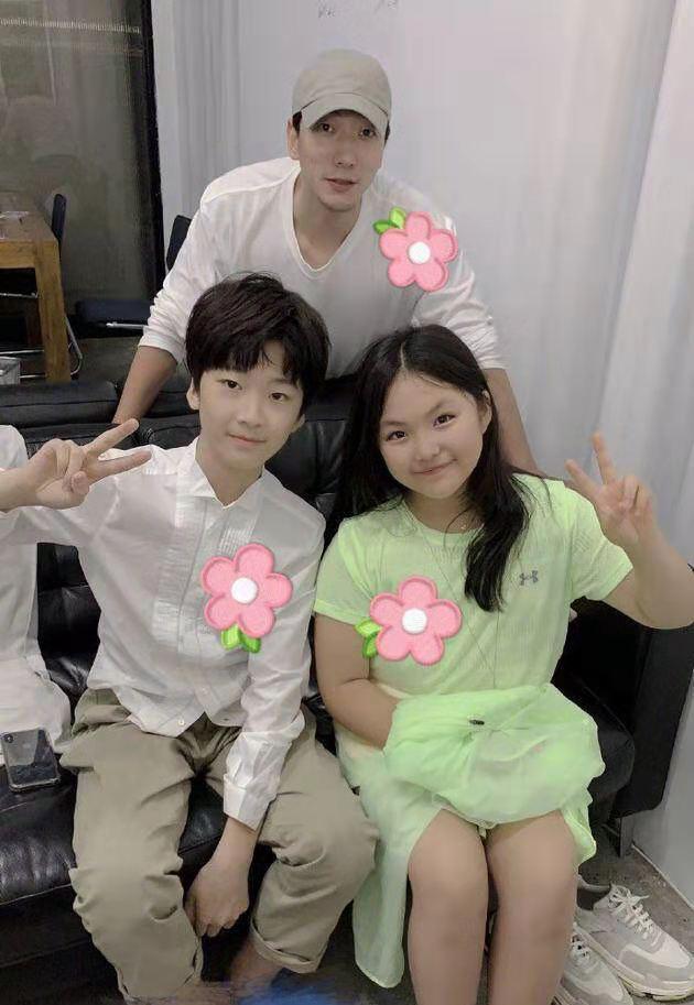 李湘在个人社交账号晒出女儿王诗龄与天天,和天天的爸爸张亮的同框