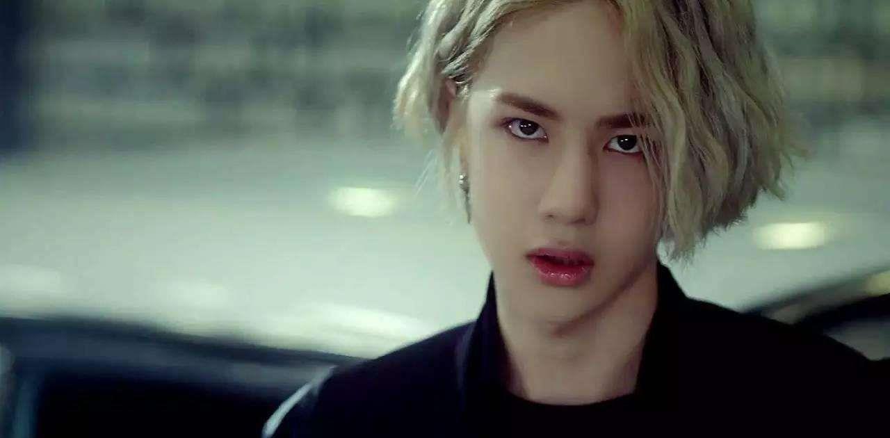 为何王一博说自己是全家最丑?看到妈妈照片后,网友:这