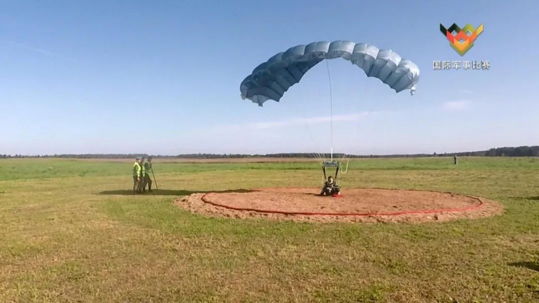 【国际军事比赛-2019·赛场看点】各国空降兵决逐"定点跳伞"