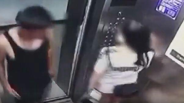 电梯刚开门,男子手握下体走到跟前,女孩吓坏夺路而逃,赶紧搬离 电梯刚开门,男子手握下体走到跟前,女孩吓坏夺路而逃,赶紧搬离