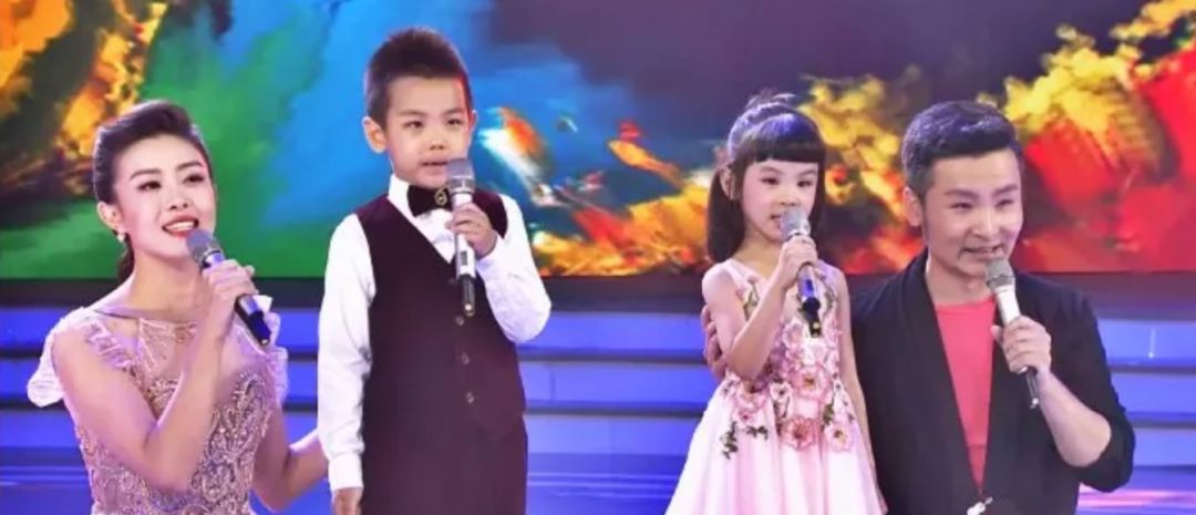 刘和刚一家人同台演唱《我和我的祖国》第一次听,太感动了!