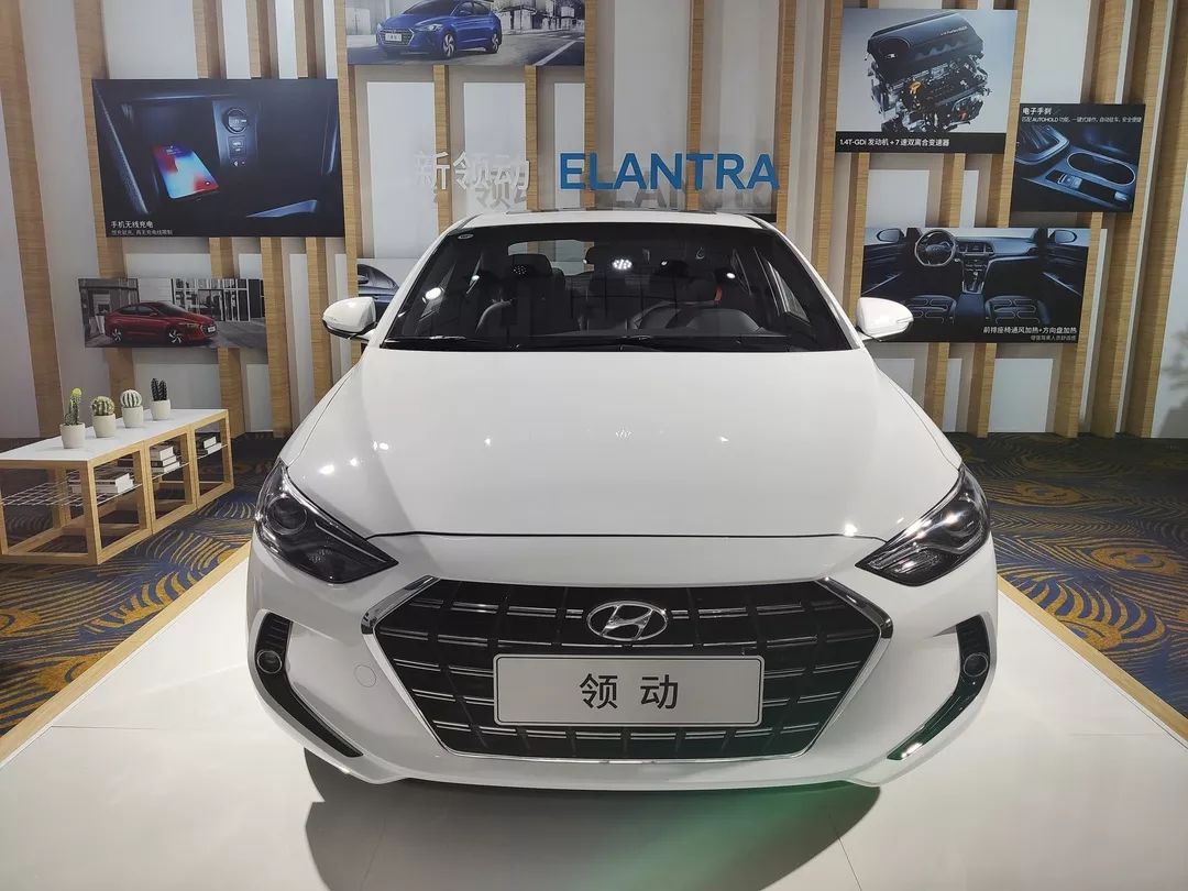领动phev燃油版本车型上"s"形的led日间行车灯造型发生改变,变为现在"
