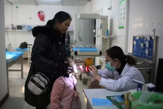                     4岁女孩因喝水进医院，儿科医生提醒，这3个时间段别给娃灌水