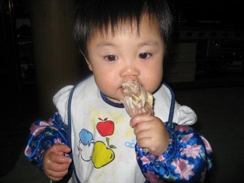                     俗称“保姆式”的喂娃方式，容易生病还不长个，你还这么做吗？