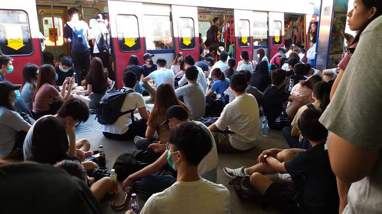 暴动升级,香港大多数不该再沉默 凯发k娱乐手机