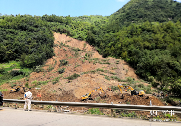 武警重庆总队紧急驰援城口县龙田乡山体滑坡