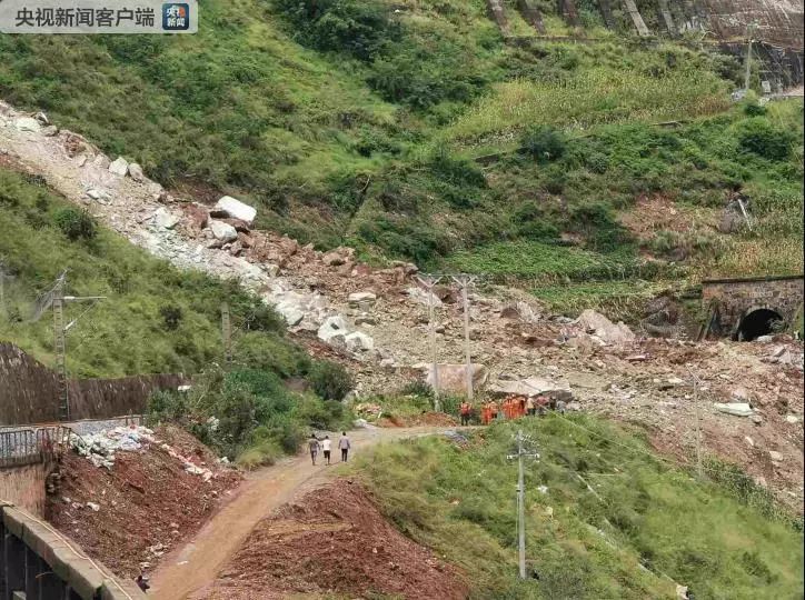 人口崩塌_陕西定边发生窑顶山体崩塌 5人死亡(2)