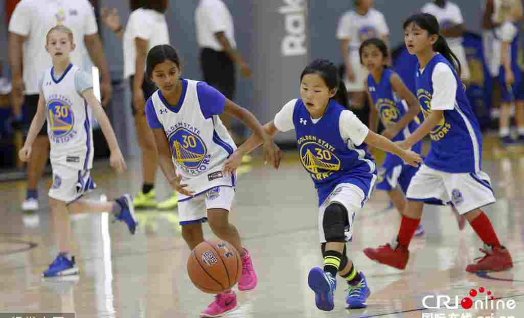 勇士举办篮球女孩训练营 库里和小球员同场训练nba 