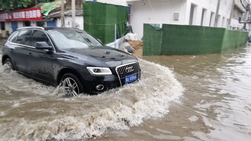 街道变海洋,汽车变汽艇,暴雨过后郑州街头开启看海模式