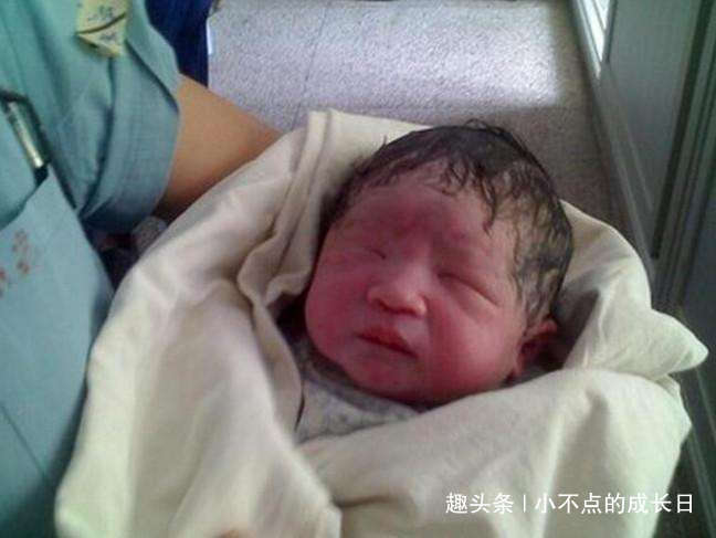                     宝宝出生后，第1个抱她的人很重要，但要避免这4种人，并不是迷信