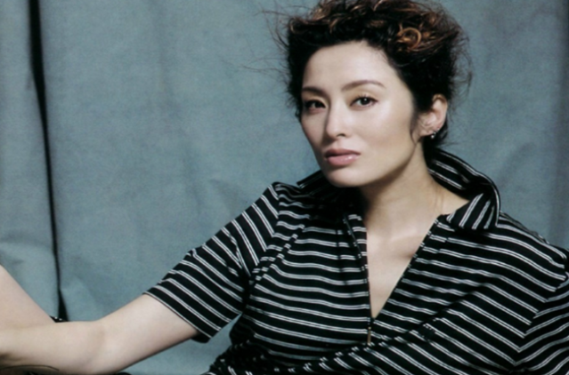 黑帮 都害怕三分的四大女星,背景强大,网友 尤其最后一位