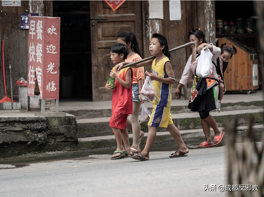 岜沙苗寨早晨——女人与孩子