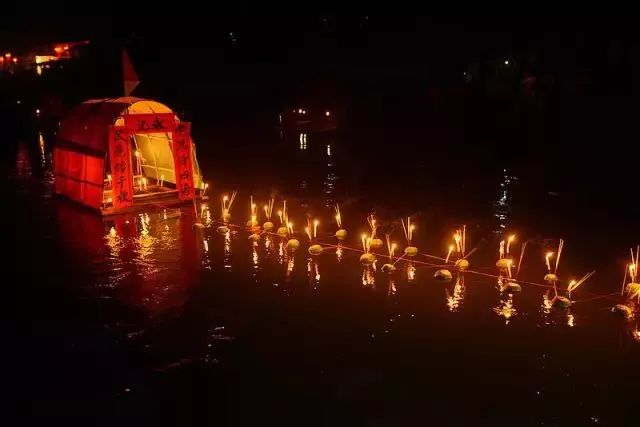 农历七月十四,十五两日,有一个祭河神的习俗(晚上点了柚子灯放到河里