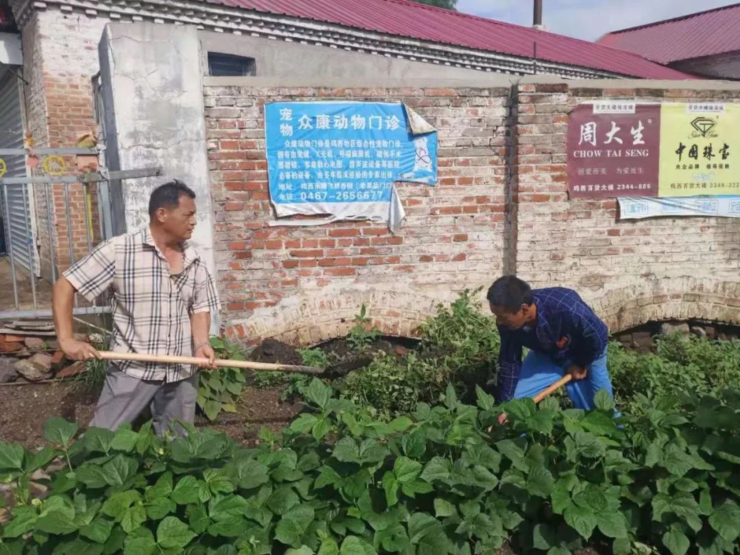 人口过疏_扶老人过马路图片(3)