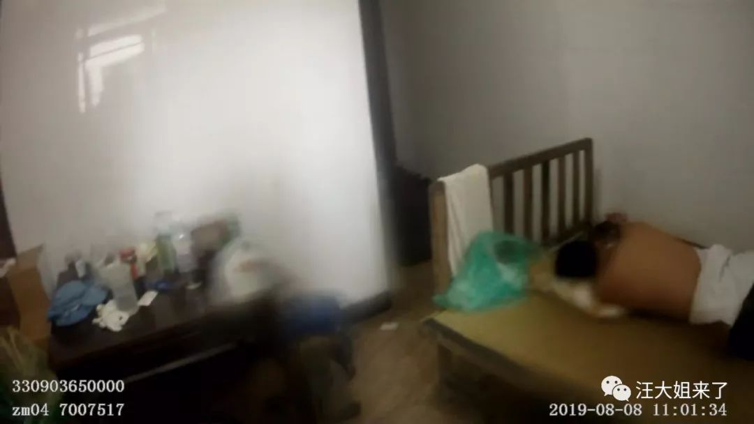 台风来临前,螺门村来了警察,然后,救护车也来了 台风来临前,螺门村来了警察,然后,救护车也来了