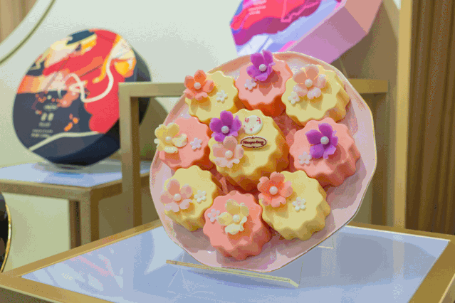 刘昊然空降魔都!快来get爱的甜蜜~_月饼