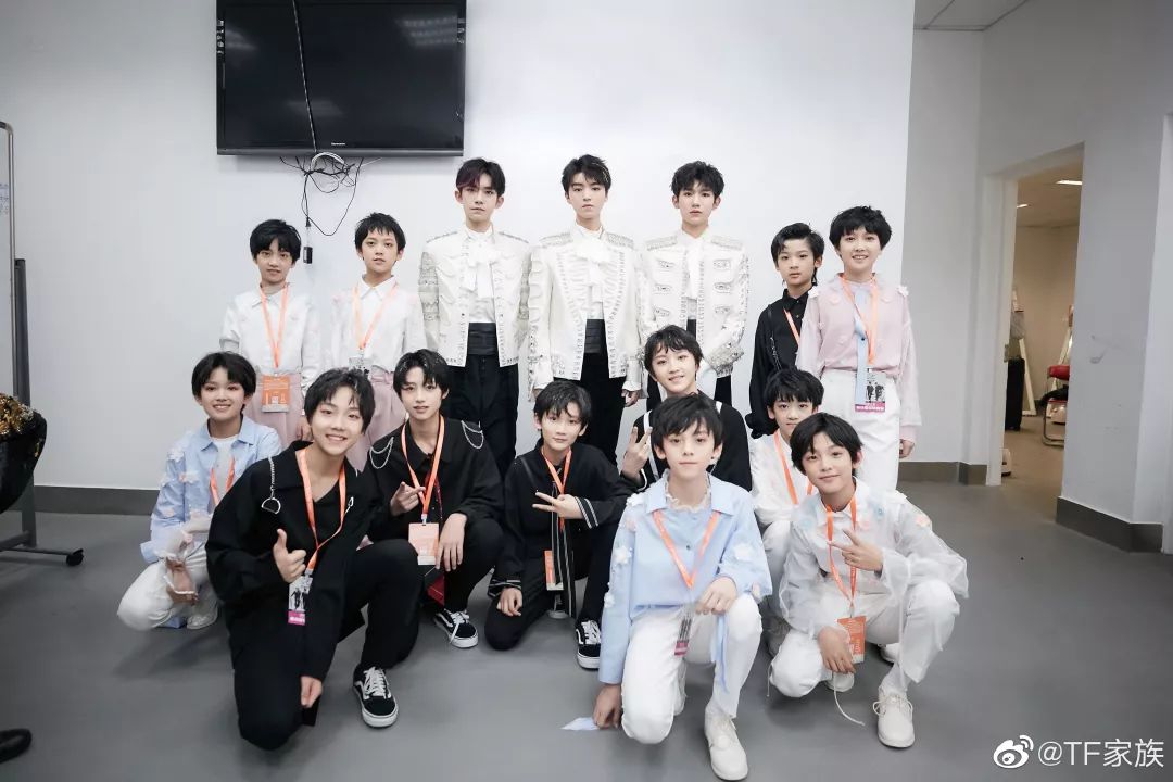 哈哈哈!tf家族最新合影,tfboys的表情被粉丝解读的好真实!