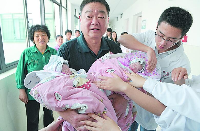 60岁奶奶生下双胞胎,用经历告诉我们,高龄产子是幸福还是心酸 明升88注册