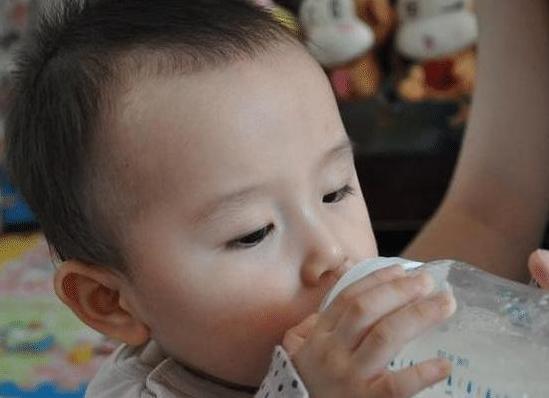                     俗称“保姆式”的喂娃方式，容易生病还不长个，你还这么做吗？