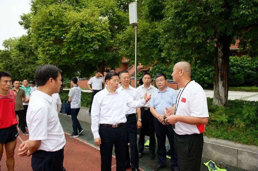 四川省体育局党组书记局长罗冬灵一行到南充高中调研