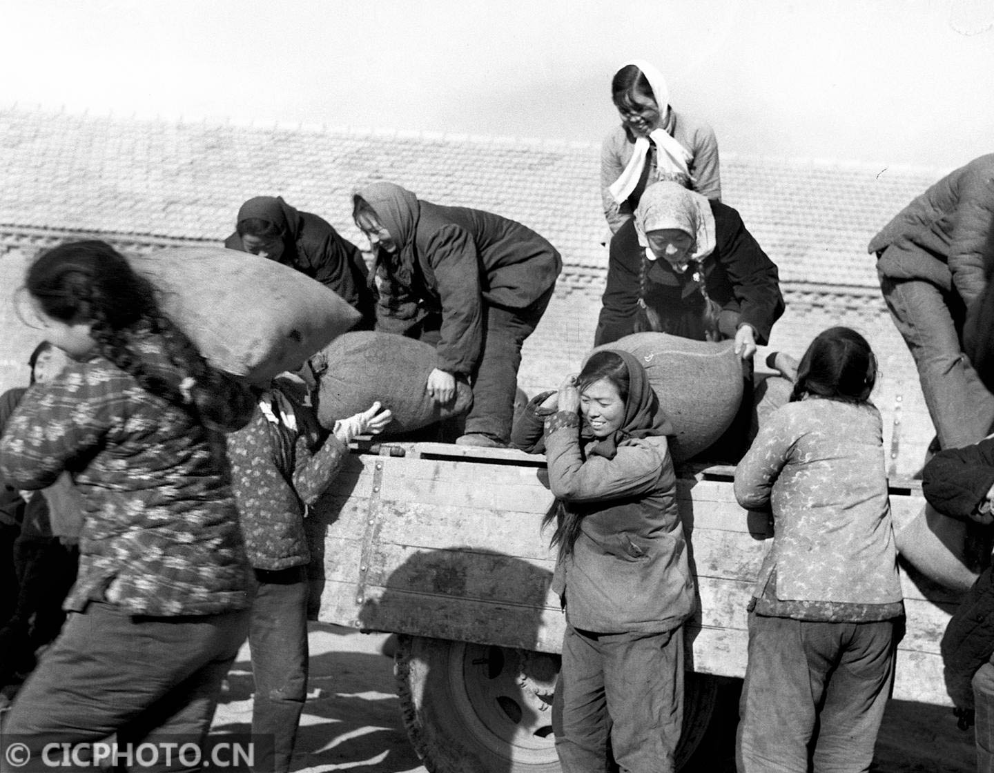 60年代，我们“偷拍”的大庆油田人，看了想哭……