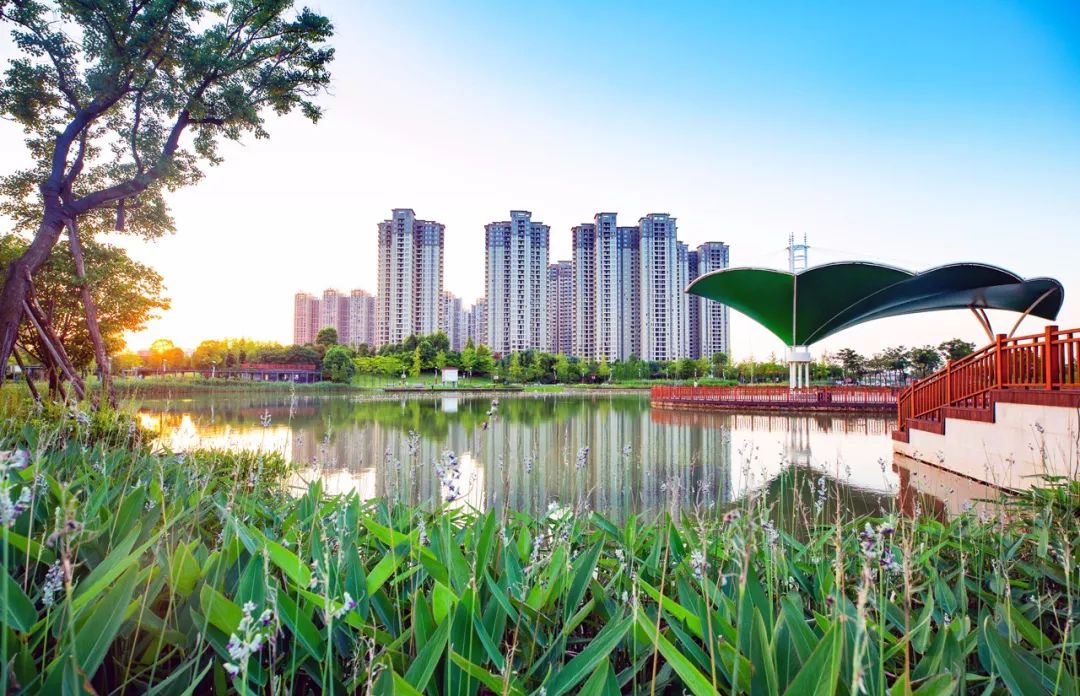 拥享城区难得之自然湖景,可瞰集湘江,滴水湖公园,桥头堡公园和湖湘