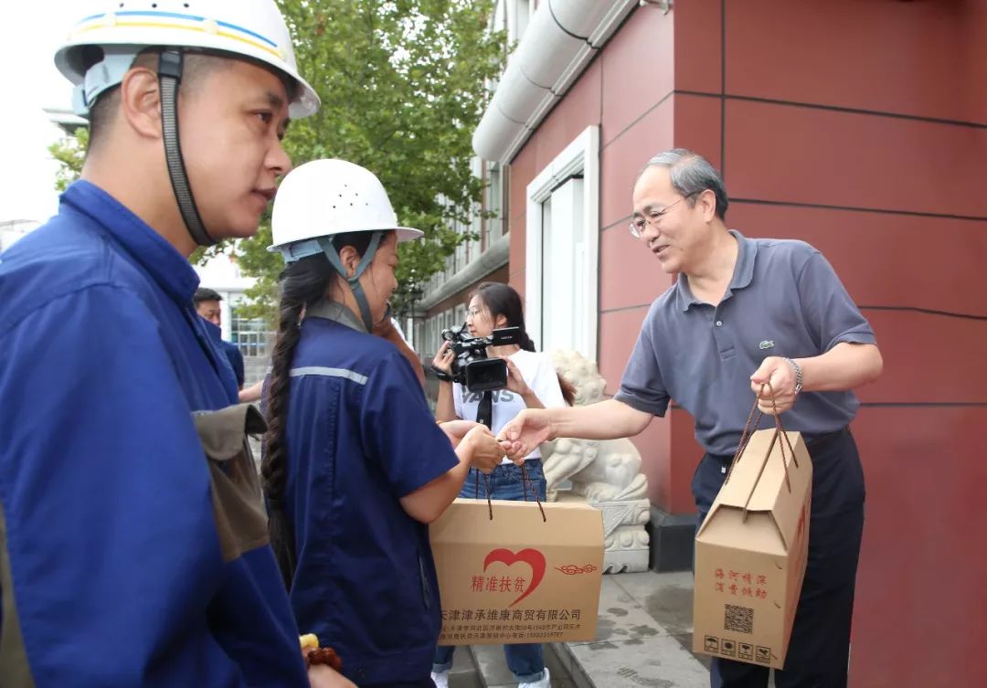 在厂区办公楼前,袁英才副书记和韩志秋副主任亲自为