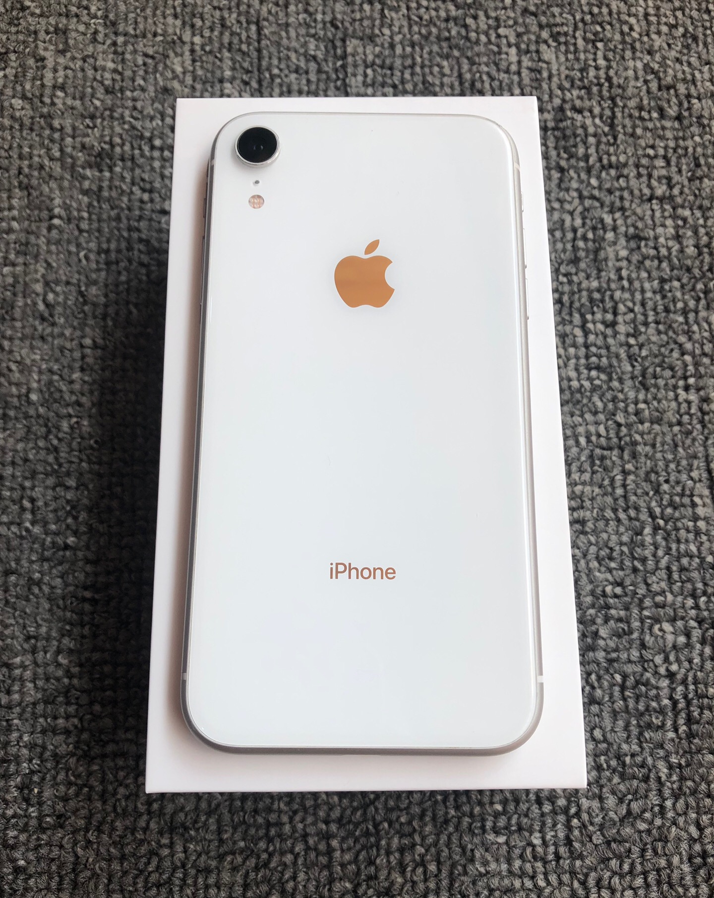 我们可以看到这是一台白色的iphonexr,手机包装这些都齐全,成色看起来