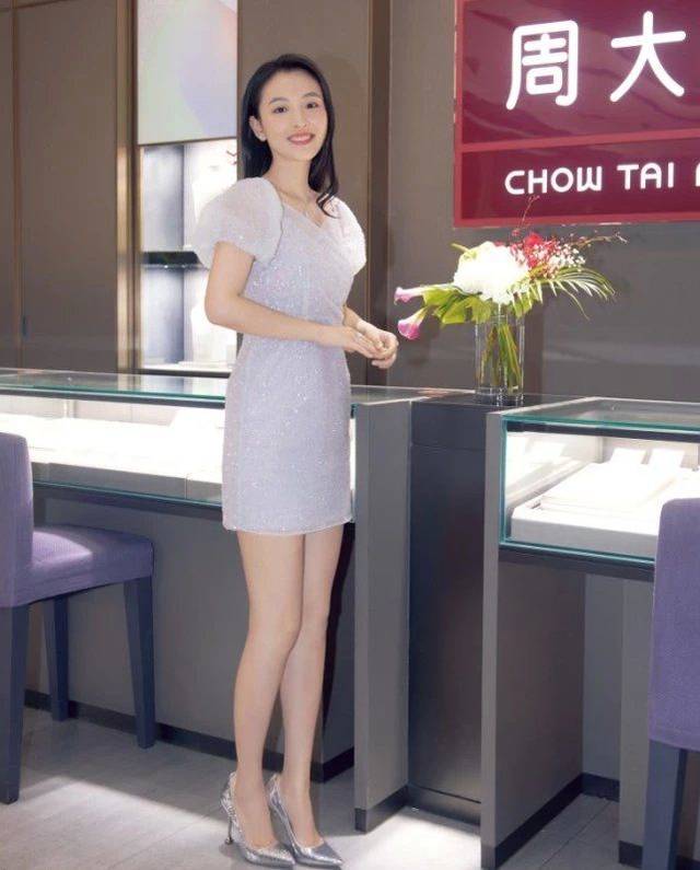 吴倩不愧是武大校花，穿“银河裙”秀“丝袜腿”，美到犯规！-搜狐大视野-搜狐新闻