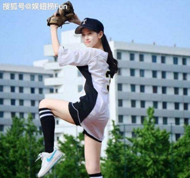 真学霸!章泽天赴英国剑桥读书,学生证疑曝光清新脱俗