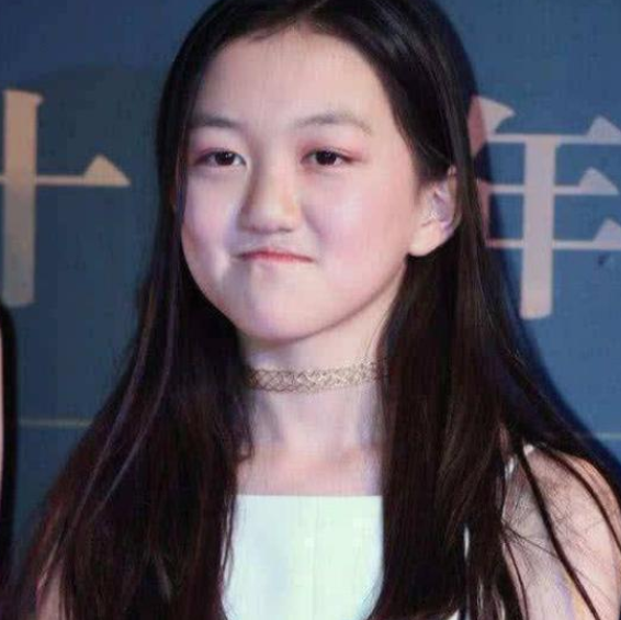 李嫣戴墨镜的方式火了,星范儿十足,鼻梁不高的人做不来