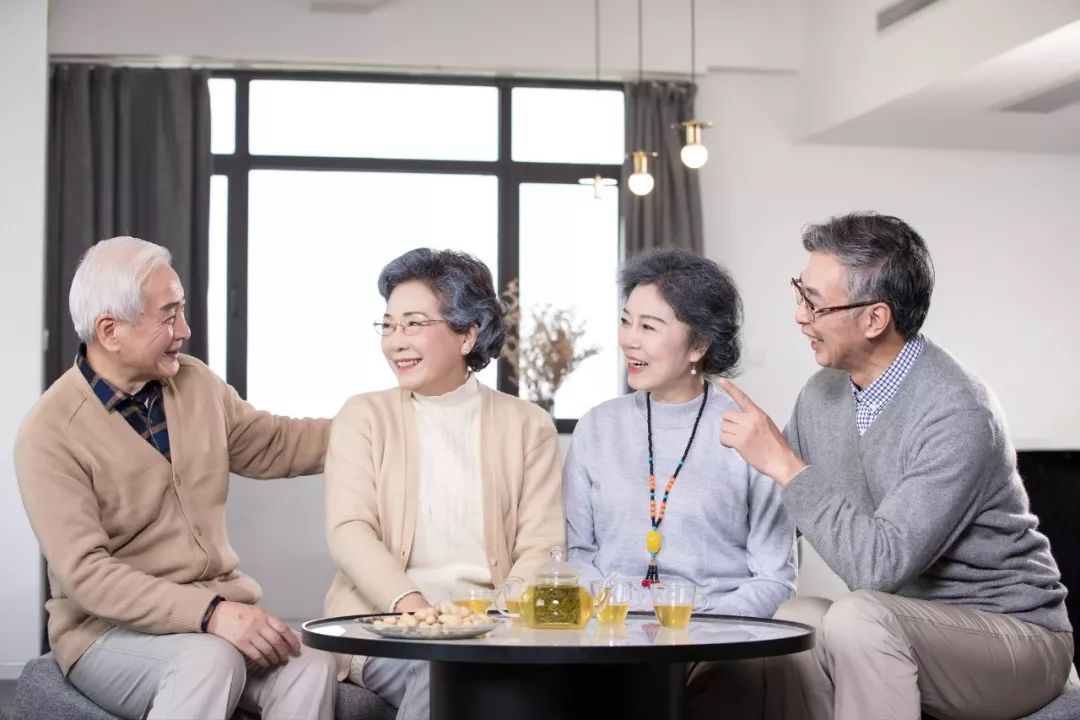 吃饭;上午一起看书,聊天;中午一起吃饭,看电视;下午一起打,喝茶