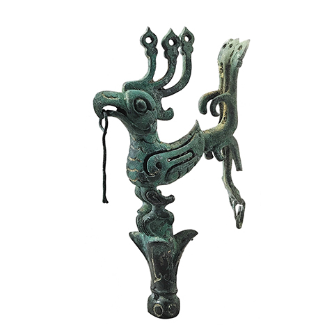 是杖首的铜鸟造型可以说是完美还原了三星堆出土的青铜文物——"神鸟"